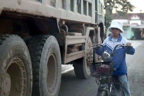 Xe tải chở đất chạy rầm rập vào giờ tan trường ở Phú Thọ