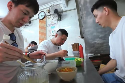 Khách Nhật lần đầu ăn phở ở Hà Nội, nói một điều khiến cả nhóm bật cười