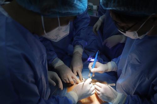 Từ ca mổ khó, bác sĩ 'bắt trọn' tật xấu của nam bệnh nhân