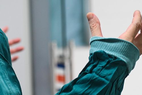 Cơn đau dữ dội lúc đang chơi cờ khiến người đàn ông phải đi cấp cứu