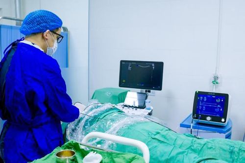 Nam sinh được dìu đi cấp cứu sau khi giúp cha mẹ thu dọn thóc