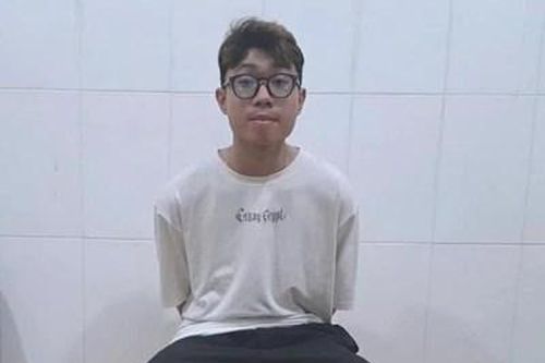 Đối tượng dùng dao khống chế nhân viên cướp điện thoại