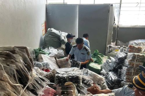 Đột kích một cơ sở tại Hà Nội, tạm giữ hơn 10.000 đôi bít tất giả nhãn hiệu
