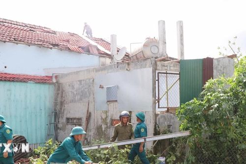Quảng Ngãi: Mưa lớn kèm lốc xoáy, nhiều nhà dân bị tốc mái và hỏng nặng