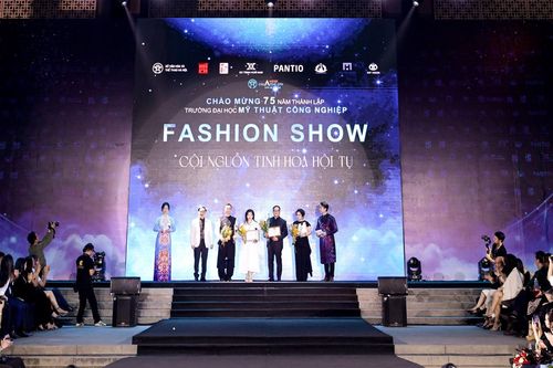 Bảo tồn di sản và sáng tạo tại Fashion show 'Cội nguồn tinh hoa hội tụ'