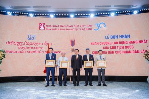 Nhà xuất bản Giáo dục tại TP.Đà Nẵng đón nhận Huân chương Lao động hạng Nhất