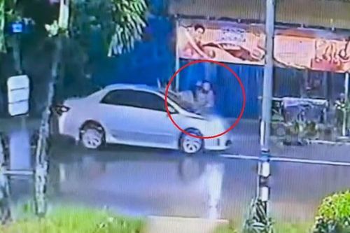 Bắt quả tang chồng ngoại tình, vợ nhảy lên nắp capo đánh ghen