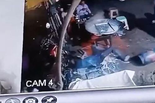 Vấp ngã, người đàn ông say rượu bị chảo sữa sôi đổ lên người