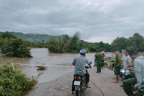 Mưa lớn gây ngập ngầm tràn, hơn 300 hộ dân bị cô lập