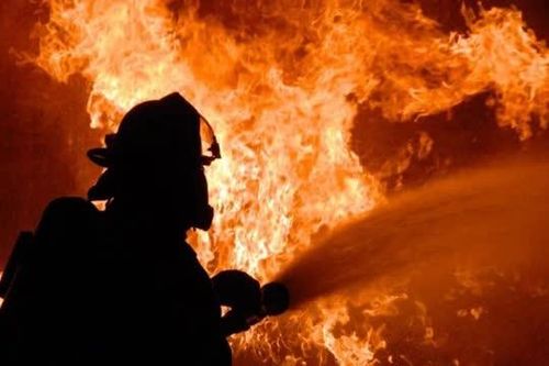 Tại sao nước có thể dập tắt lửa? Các chuyên gia giải thích nguyên lý khiến nước 'khắc chế' được lửa