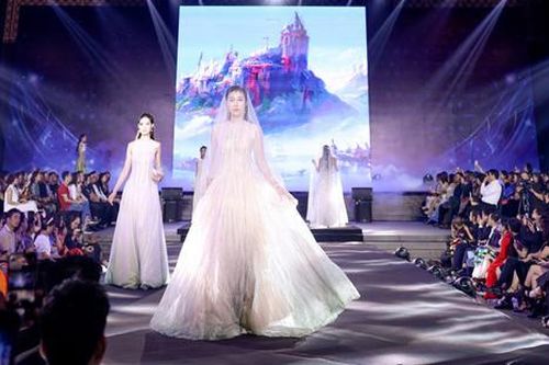 Hàng ngàn khán giả mãn nhãn trước 'bữa tiệc thời trang' tại Bảo tàng Hà Nội