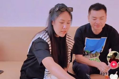 Clip Quang Minh đưa bạn gái kém 37 tuổi đi sinh thu hút gần 1 triệu lượt xem