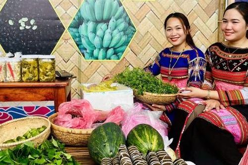 Rực rỡ sắc màu 'Phiên chợ quê vùng đồng bào dân tộc thiểu số và miền núi'