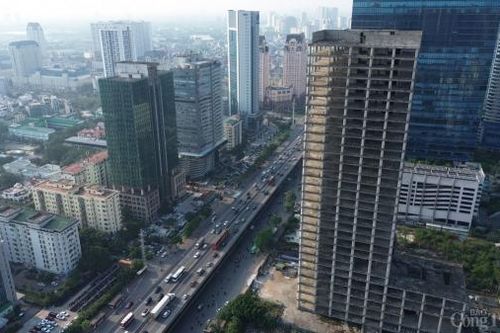 Hà Nội: Hàng loạt tòa cao ốc xây trên 'đất vàng' để cỏ mọc um tùm