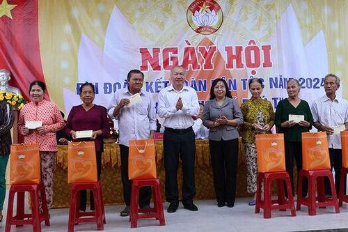 Trưởng ban Dân vận Tỉnh ủy dự Ngày hội Đại đoàn kết toàn dân tộc tại ấp Phú Mỹ Hạ