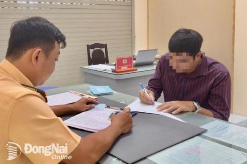 Lập biên bản tài xế xe ô tô 5 chỗ đi ngược chiều trên đường Nguyễn Ái Quốc tại Biên Hòa
