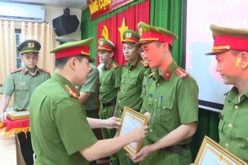Công an tỉnh thưởng đột xuất các chiến sĩ tham gia truy bắt nhanh đối tượng cướp tài sản tại Long Thành