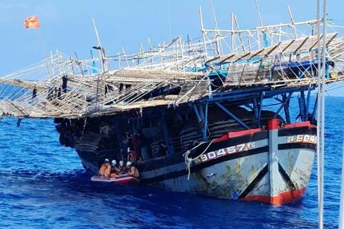 Quyết bám trụ giữa Biển Đông - Bài 1: Bán nhà để 'cứu tàu'