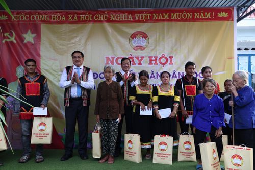 Ông Lê Hữu Thọ dự Ngày hội Đại đoàn kết toàn dân tộc tại liên khu dân cư xã Khánh Trung