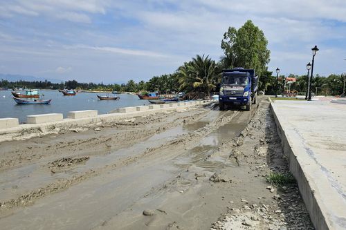 Xã Vạn Thạnh, huyện Vạn Ninh: Cần khẩn trương sửa chữa đường bờ kè