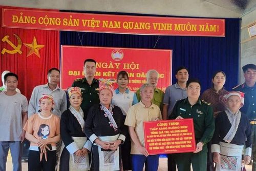 Bàn giao công trình thắp sáng đường biên tại xã Trịnh Tường