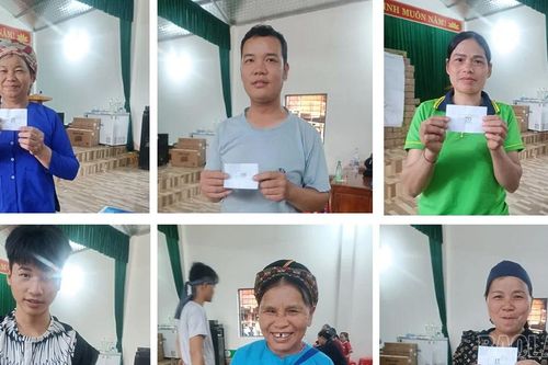 Người dân Làng Nủ bốc thăm lựa chọn vị trí nhà ở tại Khu tái định cư