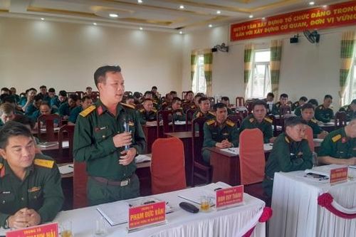 Thủ trưởng Bộ CHQS tỉnh đối thoại dân chủ với cán bộ, chiến sĩ Ban CHQS huyện Di Linh