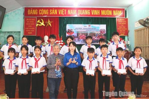 Trao tặng 100 suất học bổng cho học sinh tại huyện Yên Sơn và Chiêm Hóa