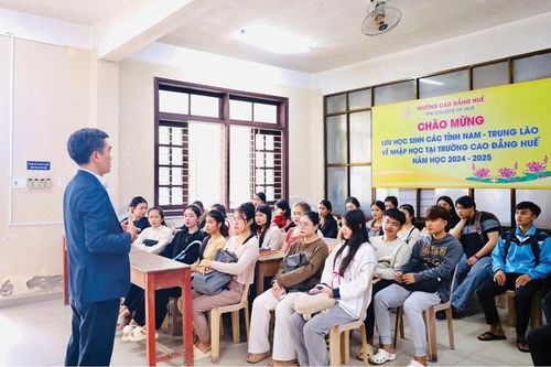 Chăm lo lưu học sinh Lào