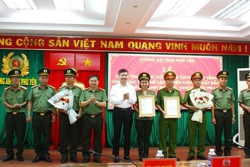 Chủ tịch UBND tỉnh Phú Yên khen thưởng hai đơn vị Công an tỉnh