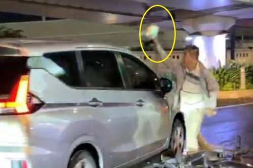 Cầm mũ bảo hiểm đập vỡ kính chắn gió xe ô tô sau va chạm giao thông