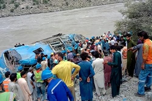 Xe rước dâu lao xuống vực ở Pakistan, hầu hết hành khách thiệt mạng