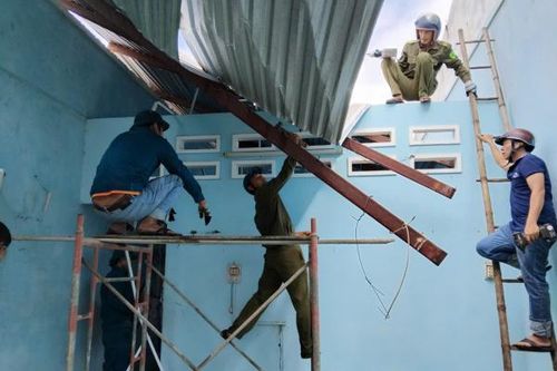 Công an Đức Phổ giúp dân sửa lại nhà sau cơn lốc xoáy