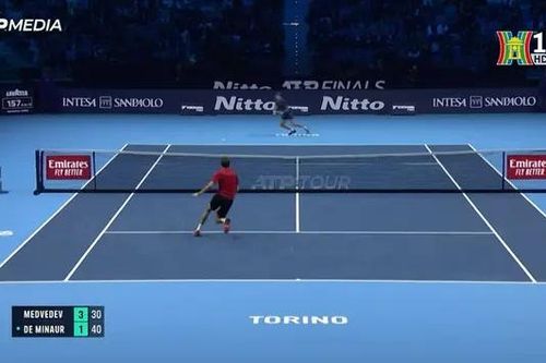 Medvedev có thắng lợi đầu tiên ở ATP Finals