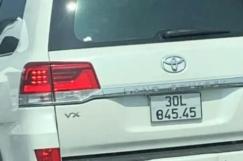 Xử lý tài xế ô tô dán băng dính che biển số
