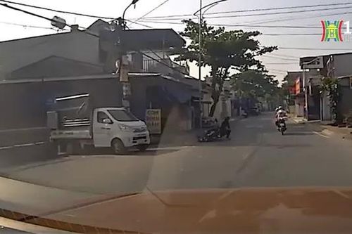 Người đi xe máy giật mình ngã trước đầu ô tô