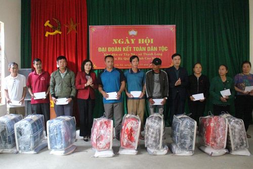 Trưởng Ban Tổ chức Tỉnh ủy Nguyễn Thúy Anh dự Ngày hội Đại đoàn kết toàn dân tộc tại xóm Tắp Ná (Hà Quảng)
