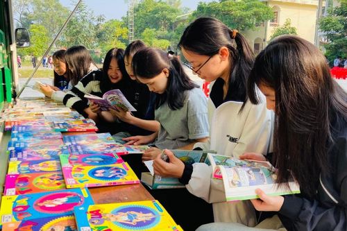 Trường THPT Pò Tấu tổ chức đọc sách tại xe thư viện lưu động