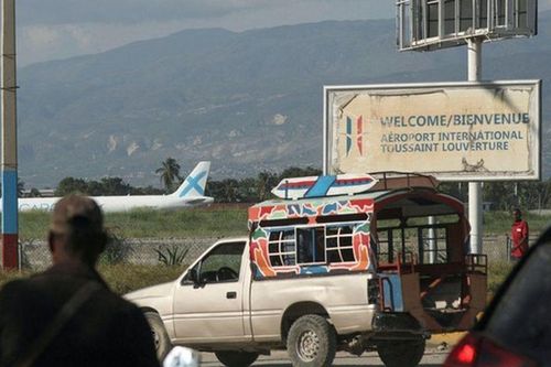 2 máy bay trúng đạn, Mỹ tạm dừng tất cả chuyến bay đến Haiti trong 30 ngày