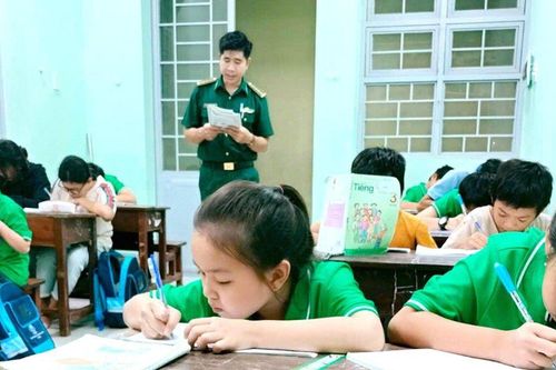 Tấm lòng của thầy giáo quân hàm xanh miệt mài 'gieo chữ'