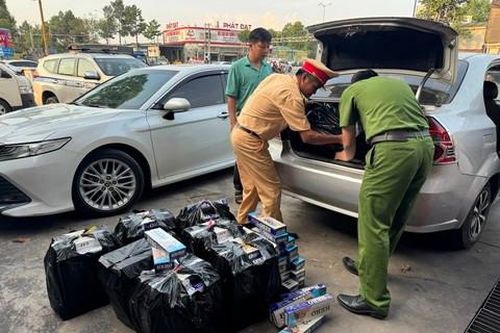 Chặn bắt ô tô chở 300 cây thuốc lá trên đường Mỹ Phước - Tân Vạn