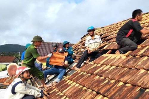 Quảng Ngãi: Lốc xoáy làm 36 ngôi nhà bị tốc mái