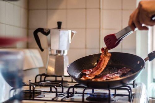 Cách khử mùi đồ rán ám trong bếp