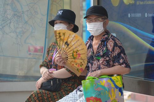 Hà Nội mịt mù ô nhiễm, nắng nóng bất thường giữa mùa đông khiến dân ngộp thở