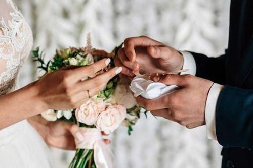 Bạn gái cũ xuất hiện ở đám cưới và hành xử khó hiểu của chồng