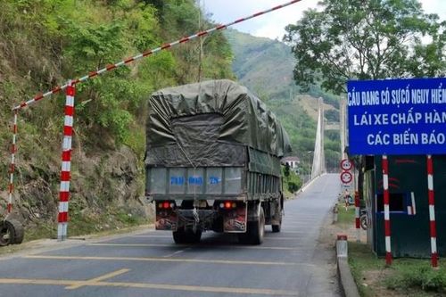 Quảng Trị: Cầu treo trên đường huyết mạch rung mạnh mỗi khi xe trọng tải lớn đi qua