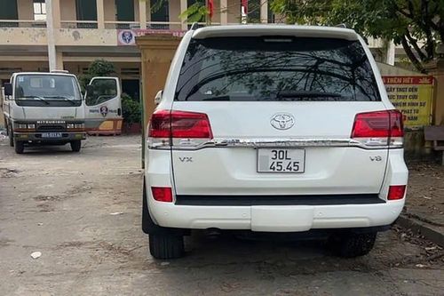 Danh tính tài xế ô tô che biển số, chạy tạt đầu xe khác trên cao tốc