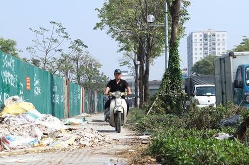 Tuyến đường tại Hà Nội bị 'cắt cụt' ngập rác, tràn lan vi phạm trật tự đô thị