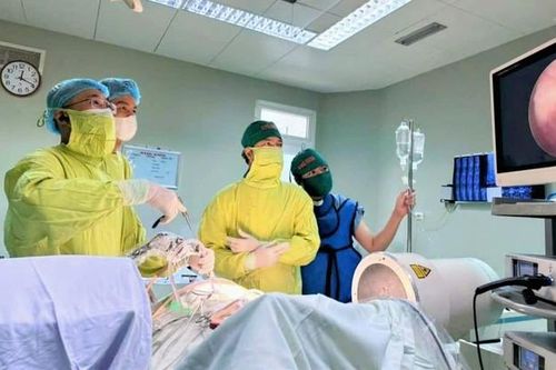 Bệnh viện Hữu nghị đa khoa Nghệ An tiên phong trong phẫu thuật nội soi điều trị thoát vị đĩa đệm