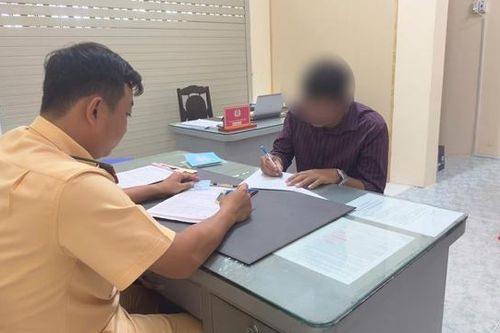 Công an làm việc với tài xế chạy xe ngược chiều giữa phố ở Đồng Nai
